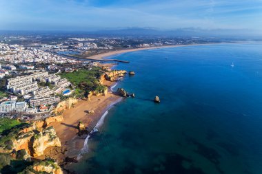Portekiz 'in Algarve kentindeki D. Ana plajından (Praia de D. Ana) güzel Lagos şehrinin hava manzarası.
