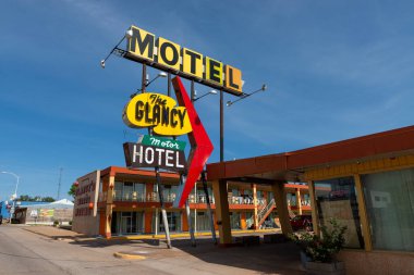 Clinton, Oklahoma, ABD - 8 Temmuz 2014: The Glancy Motel tabelası, ABD 'nin Oklahoma eyaletinde Clinton kenti yakınlarındaki tarihi ABD rotası 66 boyunca.