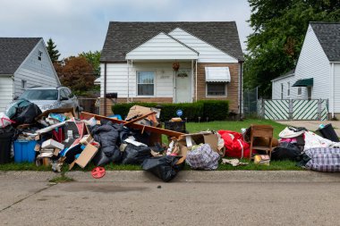Detroit, Michigan, ABD - 20 Ağustos 2014: Detroit şehrinin 8 mil yakınlarındaki çimlerin üzerinde, banliyöde bulunan bir banliyö sokağında boşaltılmış bir ev.
