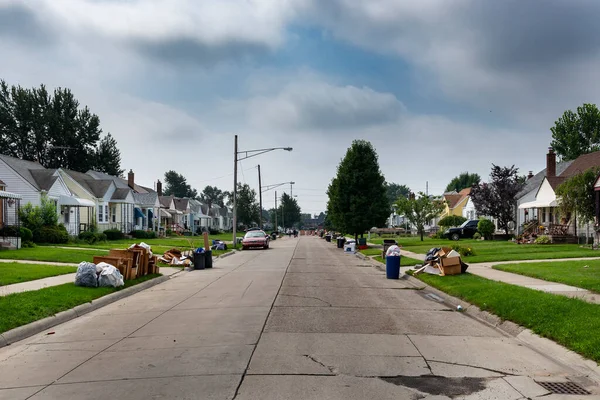 미시간주 디트로이트 2014 디트로이트 교외의 거리에서 디트로이트 근처의 잔디밭에 사람들의 — 스톡 사진