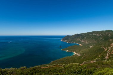 Portekiz 'in Setubal yakınlarındaki Arrabida Doğal Parkı' nda tekneli bir körfezin manzarası; yaz tatili ve Portekiz 'e seyahat kavramı