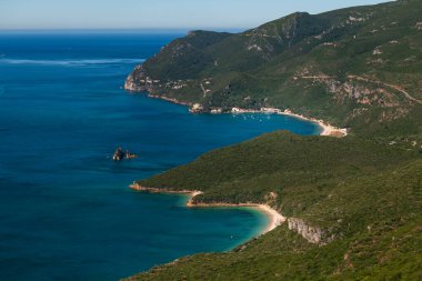 Portekiz 'in Setubal yakınlarındaki Arrabida Doğal Parkı' nda tekneli bir körfezin manzarası; yaz tatili ve Portekiz 'e seyahat kavramı