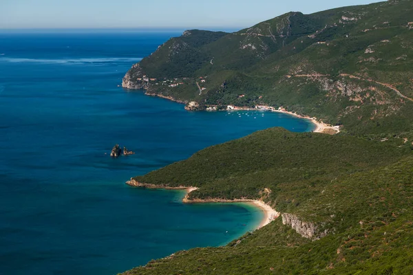 Vista Panorámica Una Bahía Con Barcos Parque Natural Arrabida Cerca — Foto de Stock