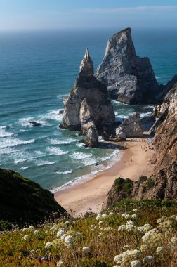 Portekiz 'in Sintra kentindeki güzel Ursa Sahili (Praia da Ursa) manzarası; Portekiz' de seyahat ve yaz tatilleri kavramı