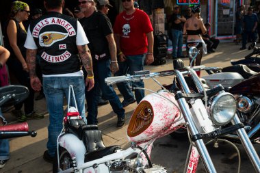 Sturgis, Güney Dakota - 9 Ağustos 2014: Yıllık Sturgis Motosiklet Rallisi sırasında Sturgis şehrinin ana caddesinde park edilmiş bisikletlerin ayrıntıları. 