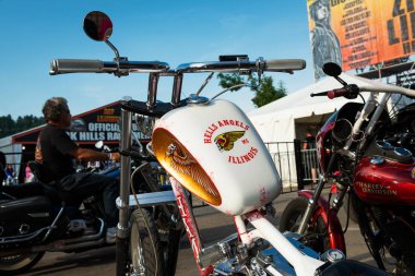 Sturgis, Güney Dakota - 9 Ağustos 2014: Yıllık Sturgis Motosiklet Rallisi sırasında Sturgis şehrinin ana caddesinde park edilmiş bisikletlerin ayrıntıları. 