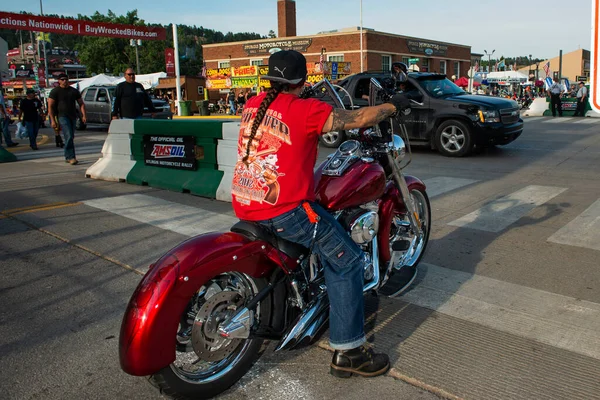 Sturgis Dakota Del Sur Agosto 2014 Ciclista Espera Paso Peatones — Foto de Stock