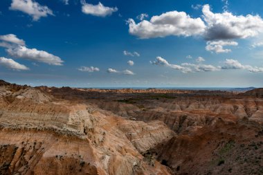 ABD 'nin Güney Dakota kentindeki Badlands Ulusal Parkı' ndaki aşınmış kaya oluşumlarının manzarası..