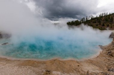 Amerika 'nın batısındaki Yellowstone Ulusal Parkı' nda kaynayan bir kaplıca manzarası..