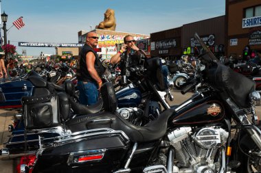 Sturgis, Güney Dakota - 8 Ağustos 2014: Yıllık Sturgis Motosiklet rallisi sırasında Sturgis şehrinin ana caddesine parketmiş motosikletler.