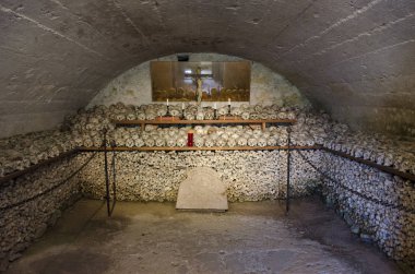 Kafatasları adlarıyla, renkli çiçekler boyanmış ve mezarlık evi veya Beinhaus, Hallstatt, Avusturya geçerek.
