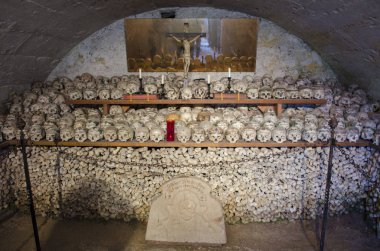 Kafatasları adlarıyla, renkli çiçekler boyanmış ve mezarlık evi veya Beinhaus, Hallstatt, Avusturya geçerek.