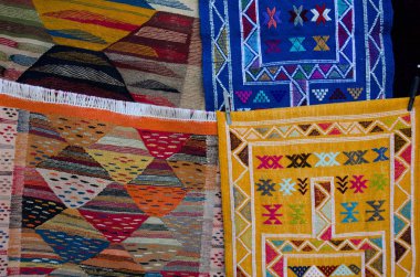 Tekstil örnekleri parlak renkli arka plan asılı 