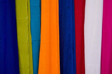 Renkli giysi parlak arka plan