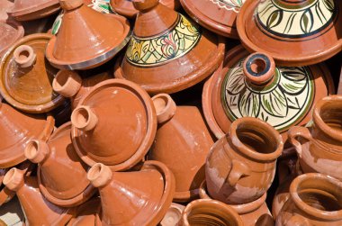 Farklı kil kase ve tencere ile durak