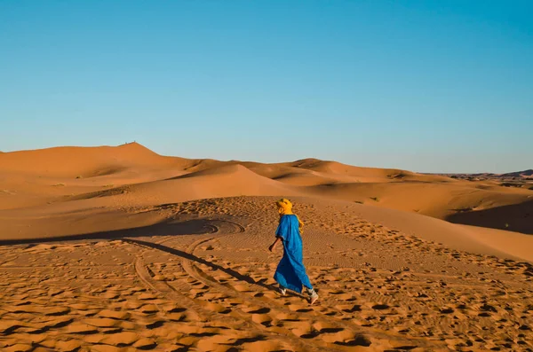 Alte Beduinen Gehen Durch Wüste Mit Orangen Dünen — Stockfoto