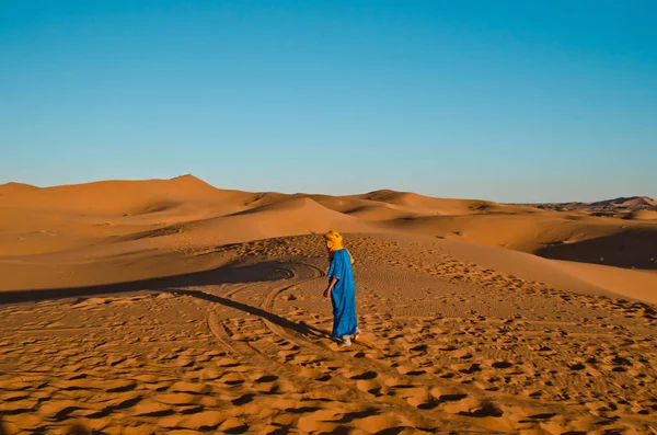Vieux Bedouin Marchant Dans Désert Avec Des Dunes Orange — Photo