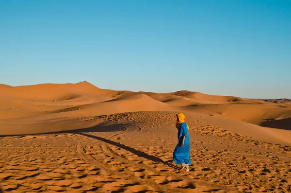 Vieux Bedouin Marchant Dans Désert Avec Des Dunes Orange — Photo