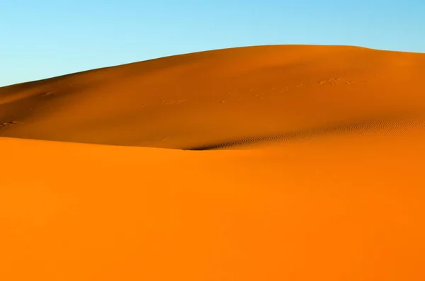 Пустыня Оранжевыми Дюнами Фоне Голубого Неба — стоковое фото