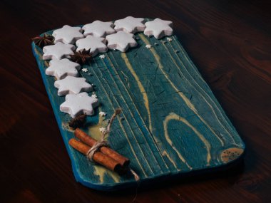 siyah çay, fındık, badem, Anason yıldız, kahverengi şeker, tarihleri ve tarçın ahşap arka plan, üstten görünüm, Noel kavramı ile tanımlama.