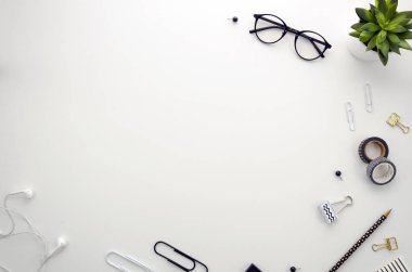 Ev ofis resepsiyon çalışma alanıyla ofis aksesuarları beyaz arka plan üzerinde.