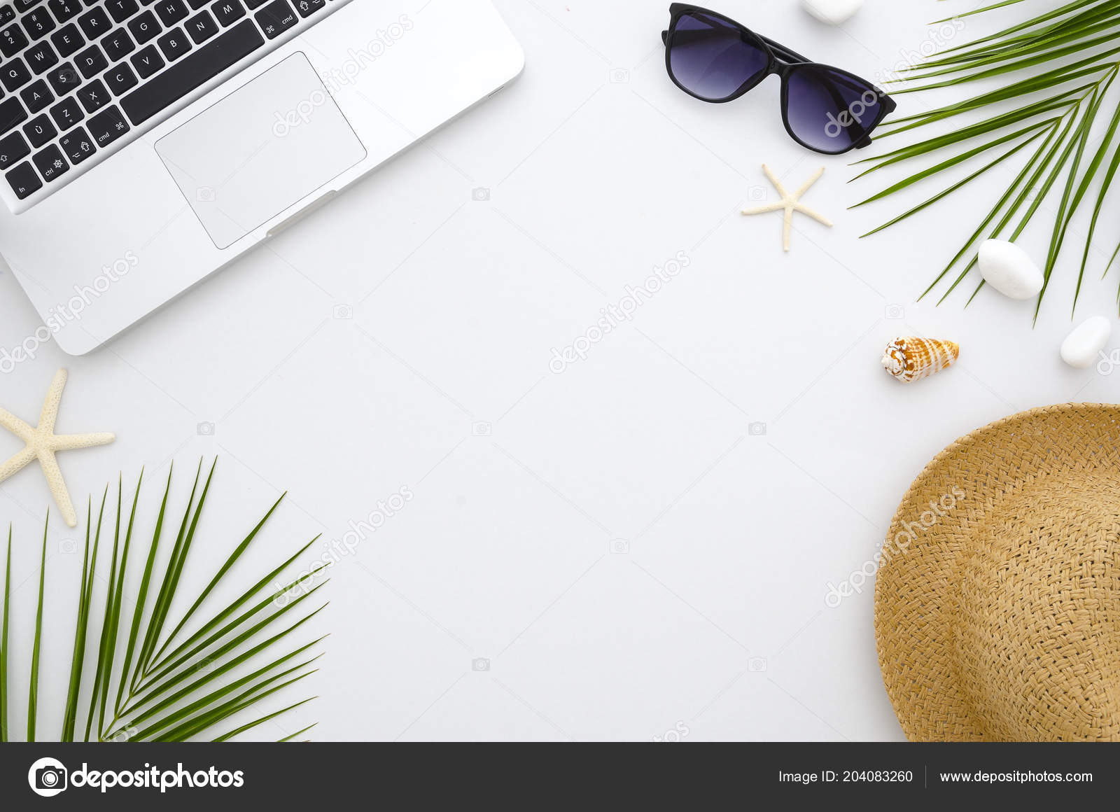 C Est L Heure D Ete Concept De Travail Et De Voyage Repos Mer Soleil Plage Et Travail Cadre D Ordinateur Portable Feuilles Vertes Lunettes De Soleil Et Chapeau De Paille Image Libre De Droit Par