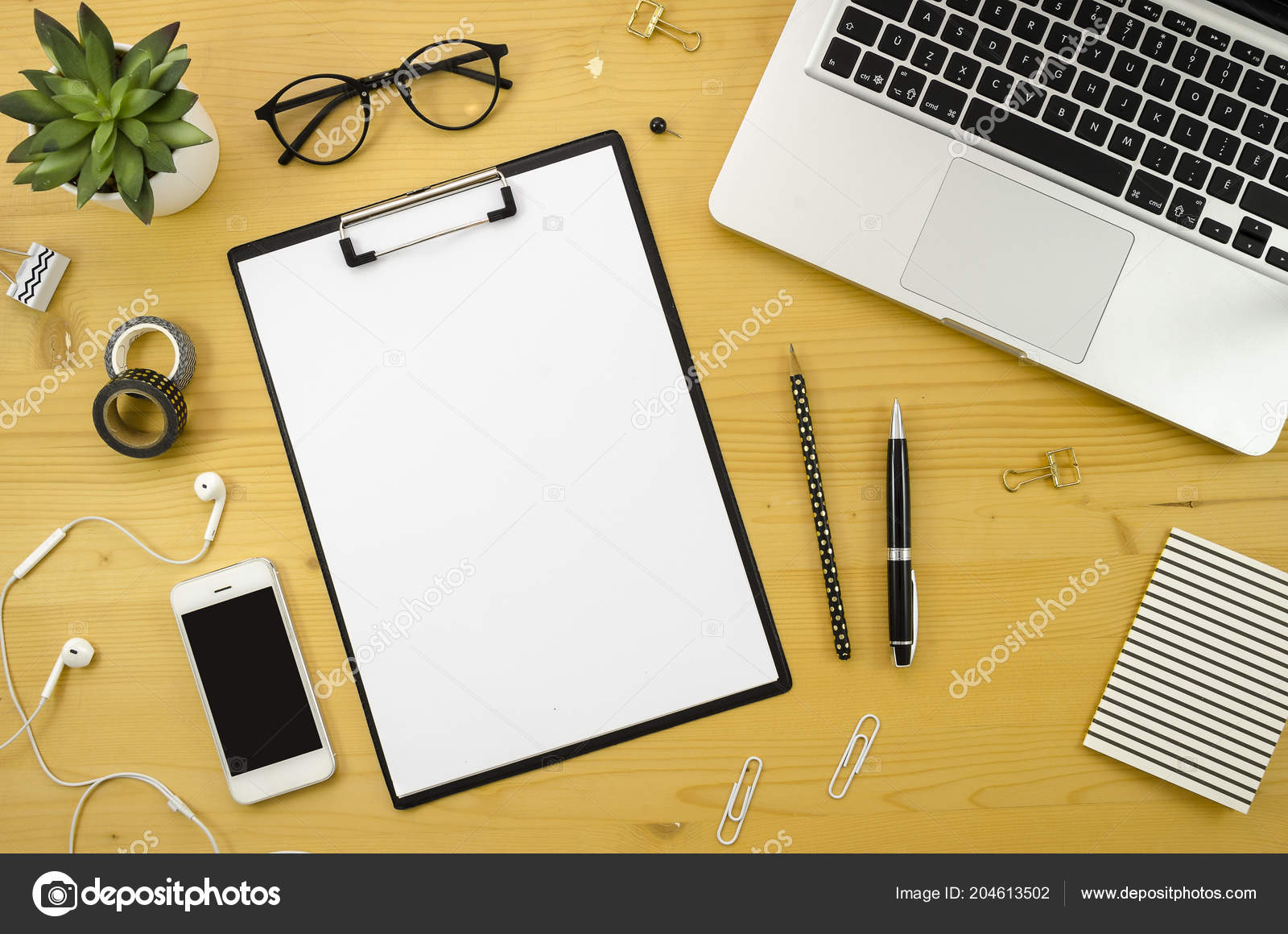 Home-Office Schreibtisch Arbeitsplatz mit mit Silber Notebook ... Home-Office Schreibtisch Arbeitsplatz mit mit Silber Notebook ...
