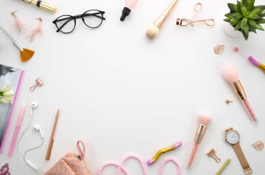 Boş pano kozmetik, makyaj araçları, gözlük ile pembe kompozisyon yat ve beyaz arka plan üzerinde yükseldi. Güzellik, moda, parti ve alışveriş kavramı. Kopya alanı yazı veya metin için.