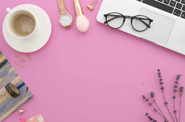 Mockup Espaço de trabalho feminino com laptop, lavanda, acessórios de maquiagem, notebook, óculos, café. Mesa de escritório de mulheres leigas plana. Top vista fundo feminino . — Fotografia de Stock