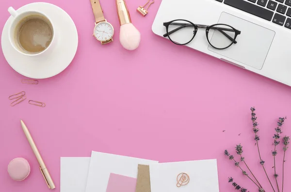 Flat lay mockup espaço de trabalho feminino com mulheres escritório mesa laptop, lavanda, acessórios de maquiagem, notebook, óculos, café. Top view fundo rosa feminino . — Fotografia de Stock