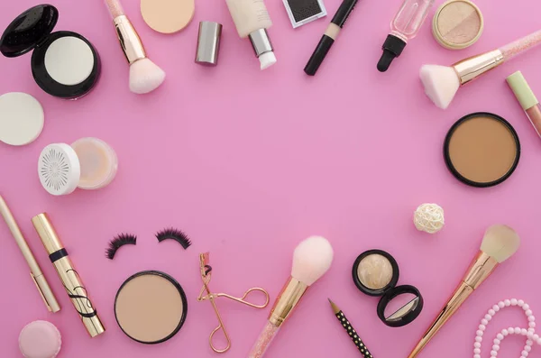 Plana leigos cosméticos mockup. Maquilhagem de produtos moldura em um fundo rosa — Fotografia de Stock