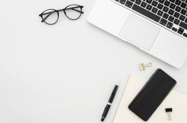 Ofis büro dizüstü bilgisayar, smartphone, gözlük ve defter kopyalama alanı arka plan ile düz yatıyordu fotoğraf. Mockup