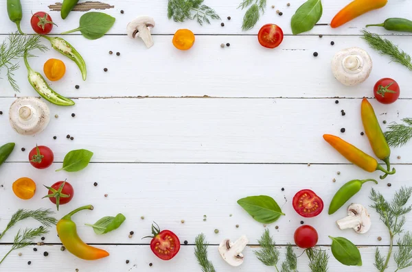 Рамка из овощей и специй на белом деревянном фоне — стоковое фото