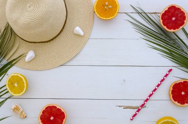 Yaz ruh sulu lobları limon, portakal ve greyfurt, Taze narenciye ve güneş şapka. Kokteyl içmek için zaman. Düz yatıyordu çerçeve mockup yazı el