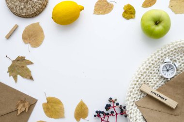 Sonbahar zaman. Çerçeve ile kuru yaprakları, eşarp, çalar saat, zarflar, sarı limon ve yeşil elma. Sonbahar düz metin, en iyi görünüm için kopya alanı mockup yatırın