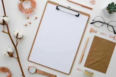 Stilize görücü usulü ofis aksesuarları panoya, klipler, kol saati, Gözlük, pamuk çiçek, altın renkli tüm kalem. Beyaz arka plan üzerinde izole kadın moda aksesuarları. Düz yatıyordu üstten görünüm