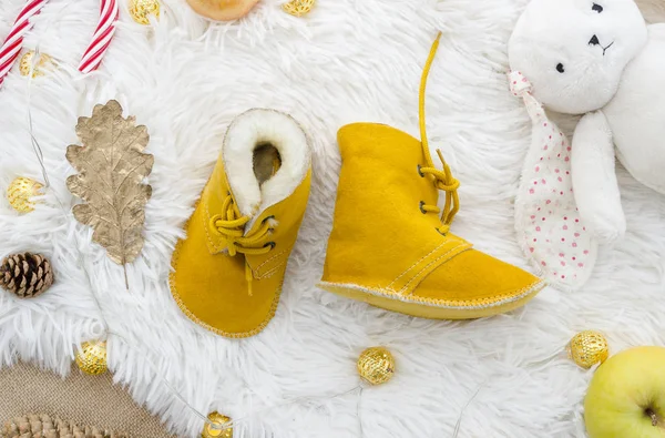 Moda amarillo cuero genuino suave natural niños shoes.Newborn hecho a mano de piel de oveja real Baby Slippers. Otoño invierno concepto plano laico —  Fotos de Stock