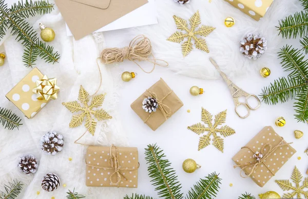 クリスマスに自家製ギフト ボックス装飾 Diy の趣味 ボックスは コーン モミの木とひもで結ばれたクラフト紙に包まれています オリジナルのギフトの装飾 — ストック写真
