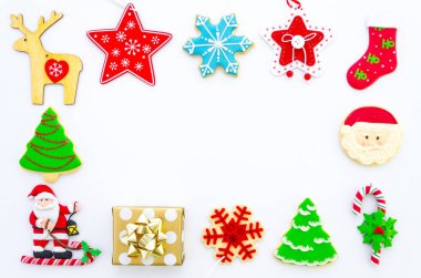 Noel düz tarz çerçeve - üstten görünüm Noel hediye kutusu ve süslemeleri ile yatıyordu. Kızılyıldız, Noel Baba, geyik, kar tanesi, Noel ev yapımı kurabiye, kurabiye ve şeker. Duygusuzca kadar alay