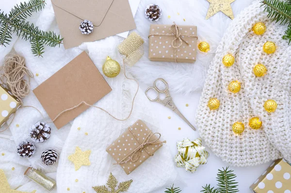 Flache Weihnachtskomposition mit handgemachtem Geschenkkarton und goldener Dekoration. — Stockfoto
