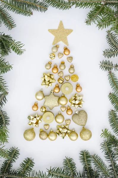 Composizione dell'albero di Natale fatta di decorazioni di Capodanno, coni, abete rosso, cose invernali su sfondo bianco. Biglietto di auguri. Posa piatta, minima — Foto Stock