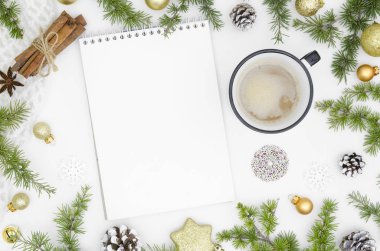 Noel arka plan boş defter, çam dalları, süslemeleri ve tarçın ile. Metin için yer. Üstten görünüm. Noel yapılacaklar listesi ya da dilek listesi. Düz yatıyordu mockup planları listelemek için