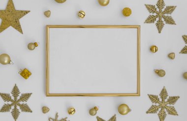 Altın christmas dekorasyon kar taneleri, topları beyaz arka plan üzerinde beyaz zemin üzerine altın Noel çerçeve. Düz yatıyordu, en iyi görünüm, selamlar sanat iş yazı için kopya alanı