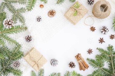 Noel kompozisyon. Noel hediyesi, kangal halat, çam kozalakları, çam dalları beyaz arka plan üzerinde. Düz yatıyordu, en iyi görünüm, alan kahraman başlığını kopyala