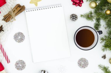 Yeni yıl için liste yapmak için olun. Yeni yıl süslemeleri beyaz arka plan üstten görünüm üzerinde arasında defter