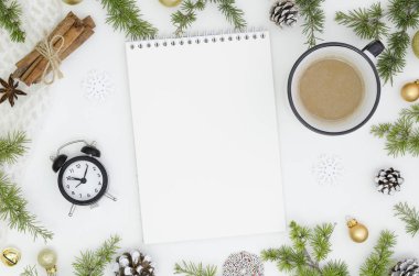 Tebrik kartı şablon Noel süslemeleri ile alay etmek. Yeni yıl kutlama, tatil kavramı. Yat, görünümü, kopya alanı top. Boş kağıt. Zaman saati