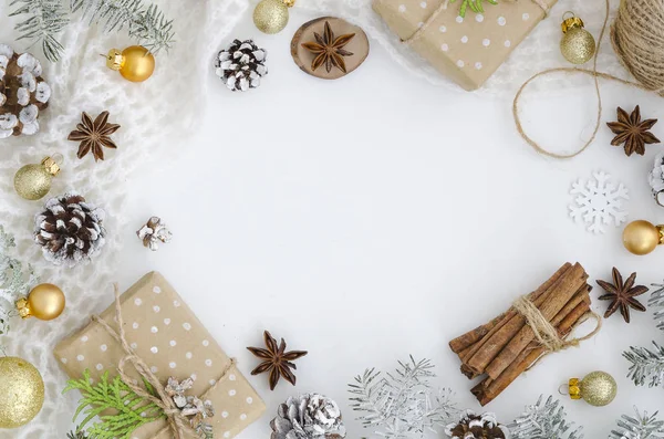 Caixa de presente feita à mão, cones de pinho, ramos de abeto, paus de canela, estrela de anis no fundo branco. Vista superior, flat lay, espaço de cópia. herói cabeçalho mockup — Fotografia de Stock