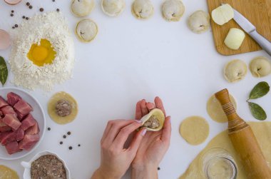 Ev yapımı köfte Mantı tarifi. Geleneksel olarak, kadın aile içinde köfte kalıp. Düz lat çerçeve kadar sahte. kahraman başlığı Mantı