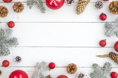 Noel ahşap arka plan kar köknar ağacı, kırmızı topları ve koniler ile. Kopya alanı için metin mock-up düz lay ile üstten görünüm