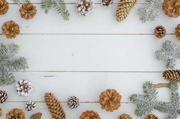 Tall, Gran, grenar och kottar. Eleganta festliga och mysig nyår, Xmas, merry christmas ram. Trendig design — Stockfoto